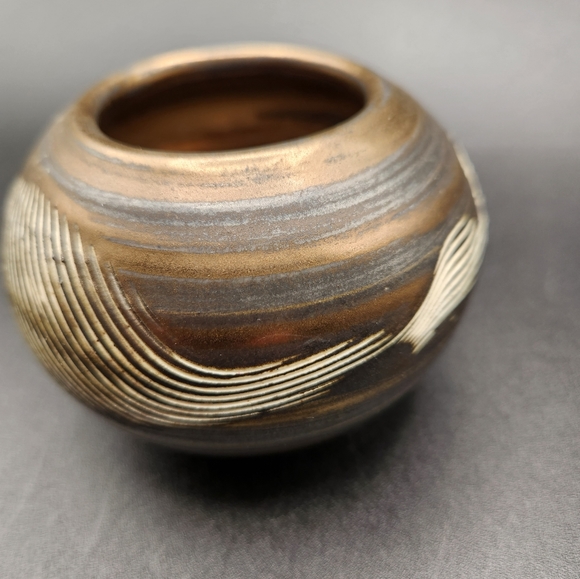 Hand-thrown miniature signed pot - Picture 3 of 5